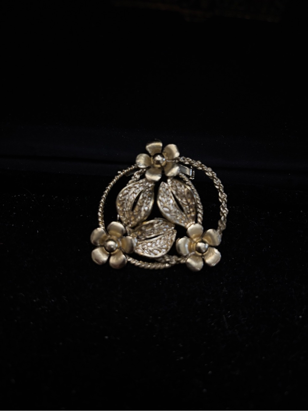Vintage Gold Toned Pin Brooch Flowers Leaves Circular